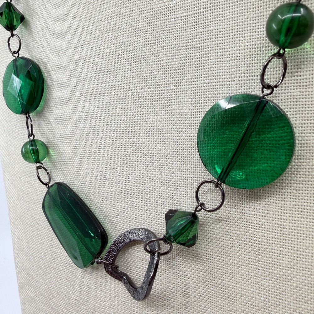 Emerald Green Statement Necklace Faceted Beads Gunmetal Tone Links Boho Chic - Picture 9 of 17